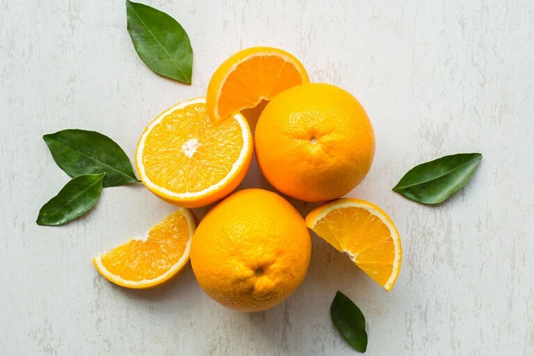 Des oranges et des tranches d'orange