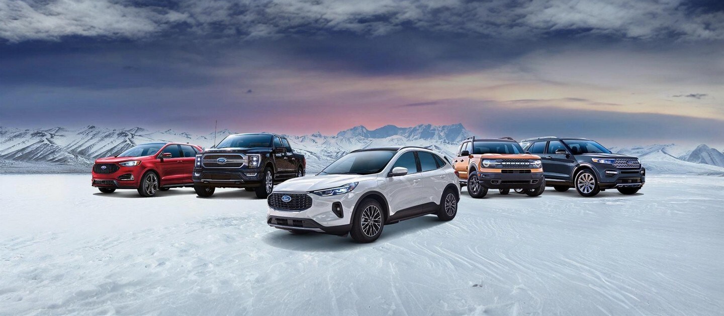 Tout commence ici, Ford. Des véhicules Ford entourent des montagnes enneigées. De gauche à droite, Edge 2024, F 150 2023, Escape 2023, Bronco Sport 2023, Expedition 2023.