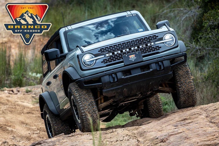 Bronco Off-Roadeo. Un Ford Bronco monte une colline sur un sentier hors route. 