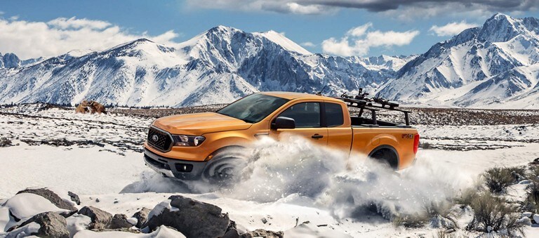 Ford Ranger orange équipé d’un support d'échelles