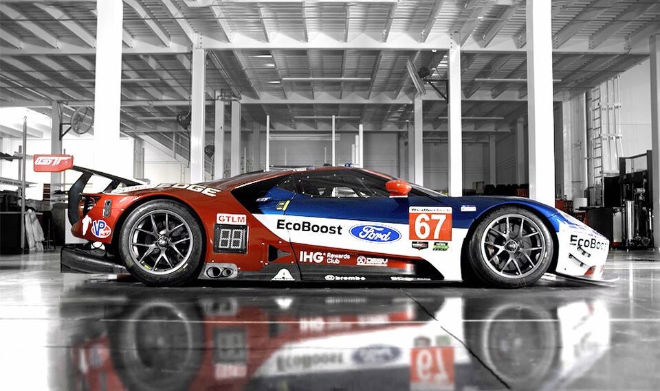 Une Ford GT de course dans un garage présentée dans la vidéo.