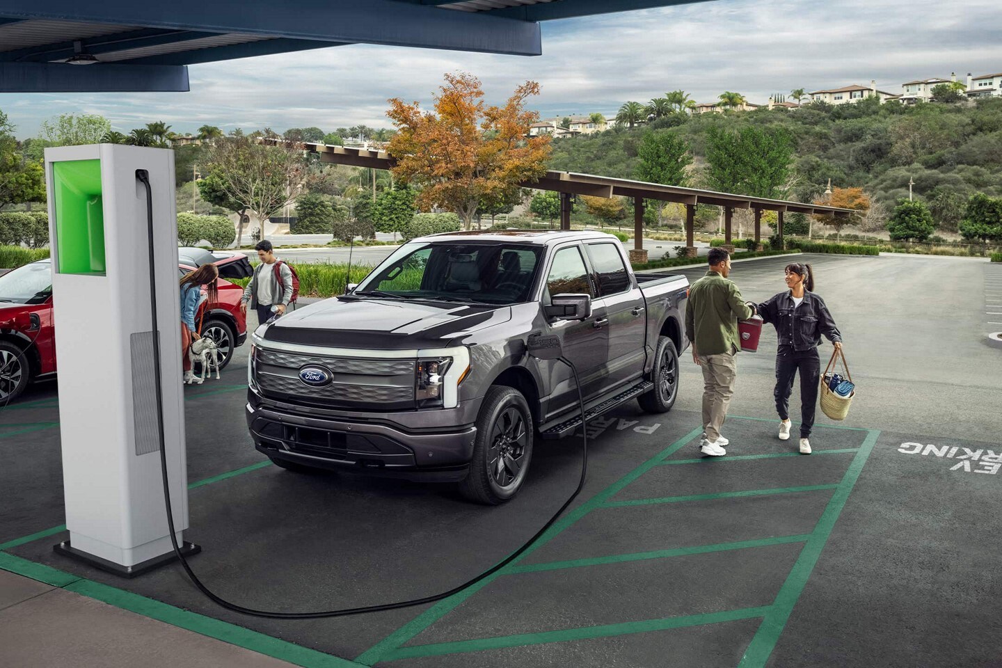 Un F 150 Lightning branché à une borne de recharge publique