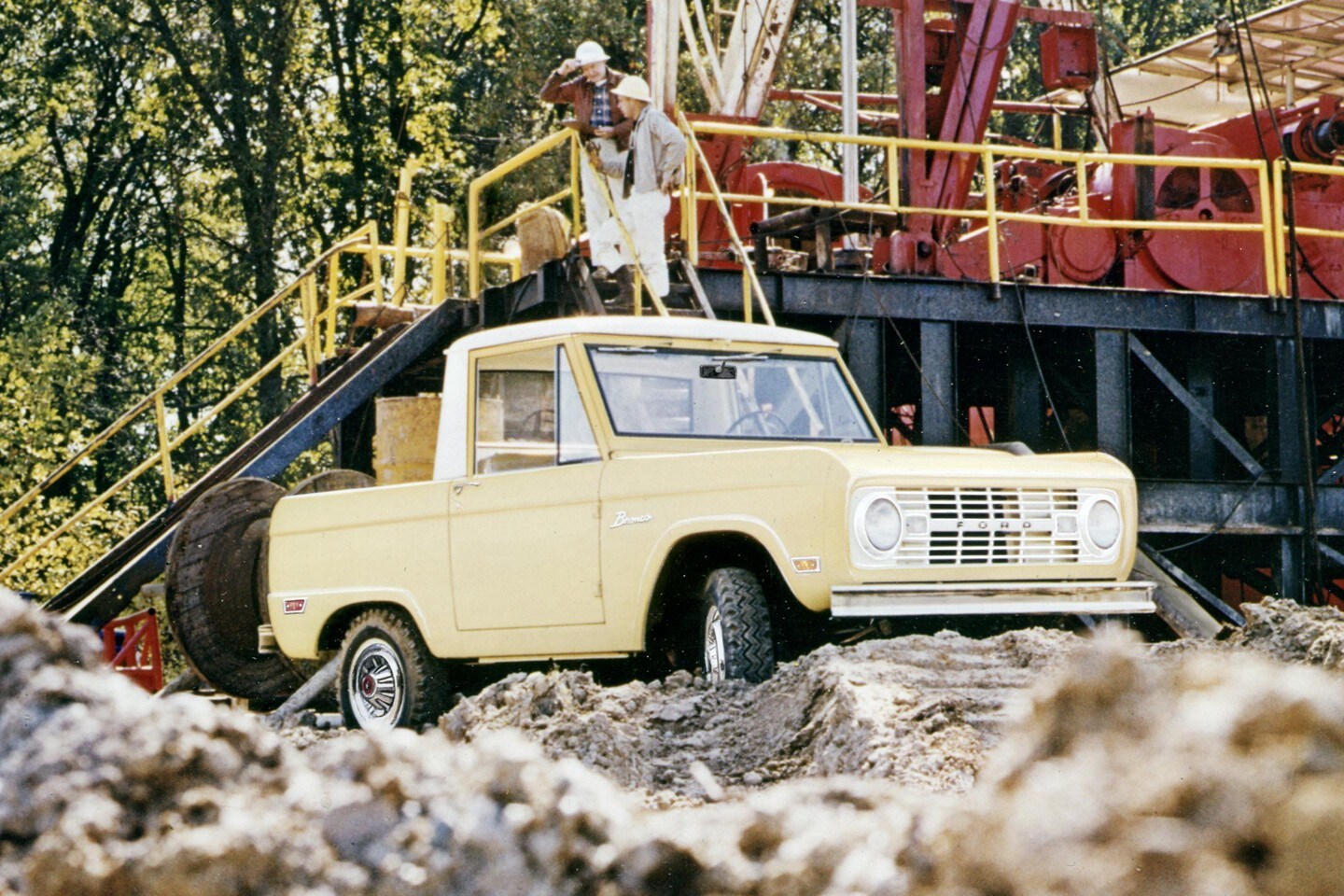 Modèle de camionnette Ford Bronco 1969 avec toit court dans le chantier de construction 