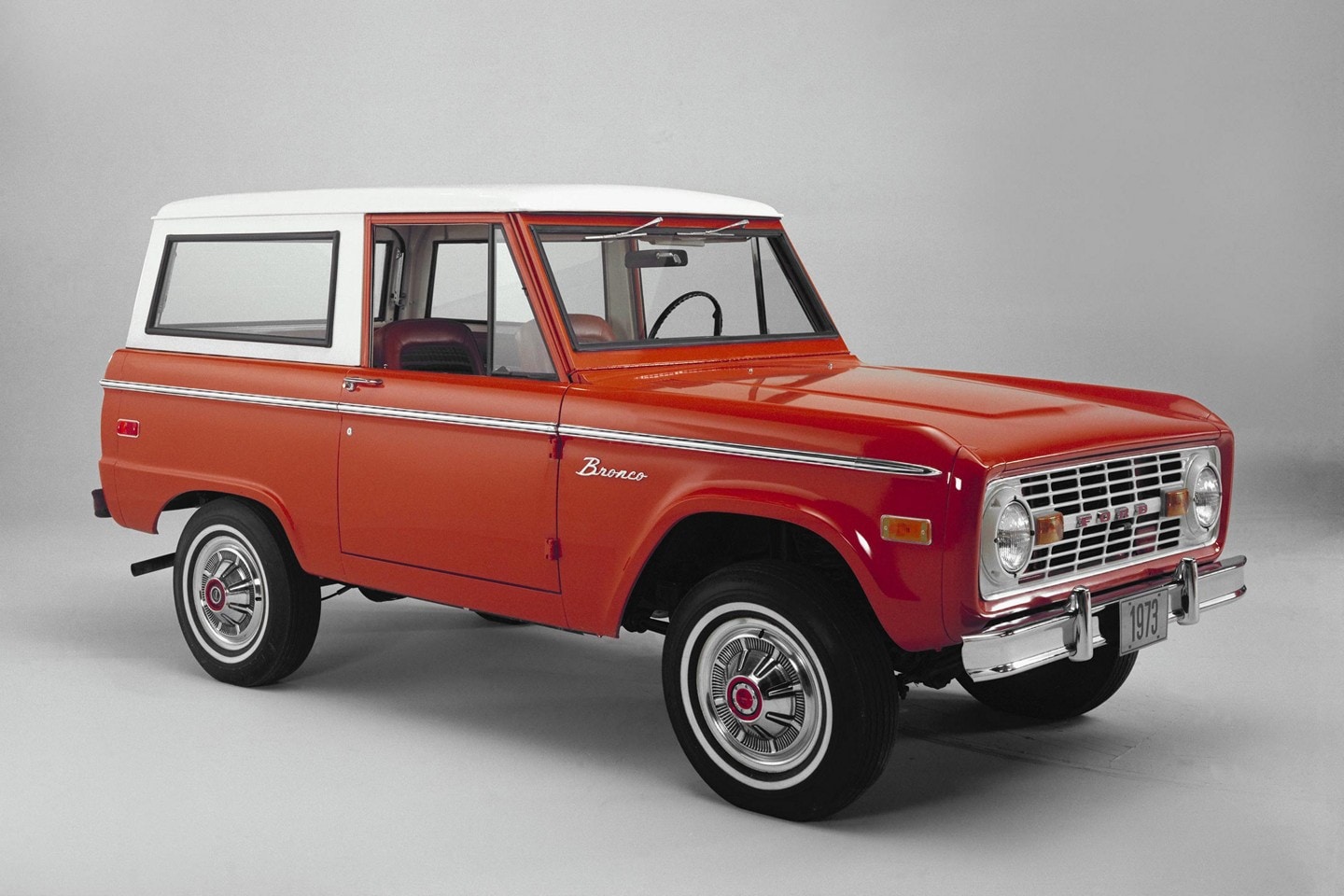 Fourgon Ford Bronco 1973 avec toit pleine longueur et partie supérieure de la carrosserie 