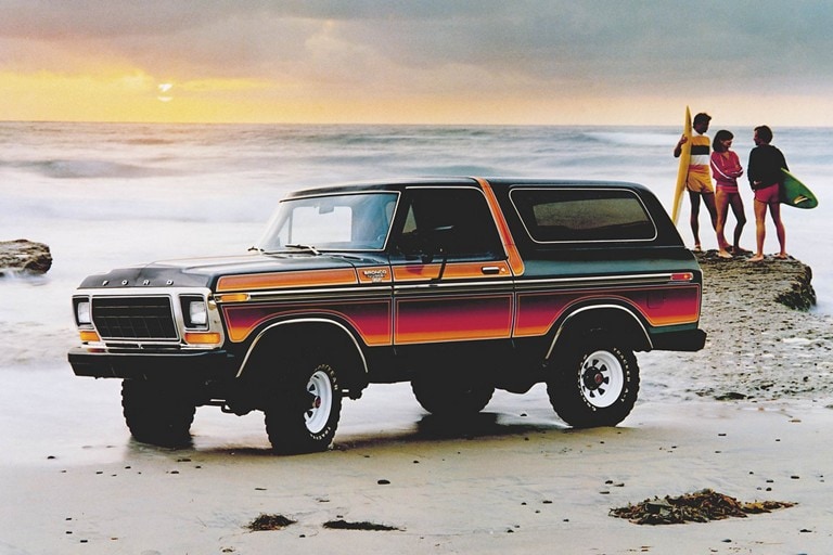 Ford Ranger X L T 1979 présenté avec ensemble de roue libre