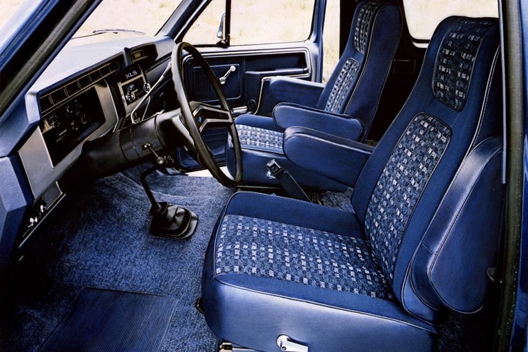 Alt Tag : Intérieur du Ford Bronco X L S 1982 avec sièges capitaine optionnels