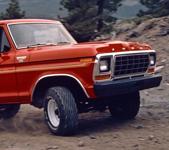 Ford Bronco 1978 en rouge pomme d’amour avec ensemble de roue libre