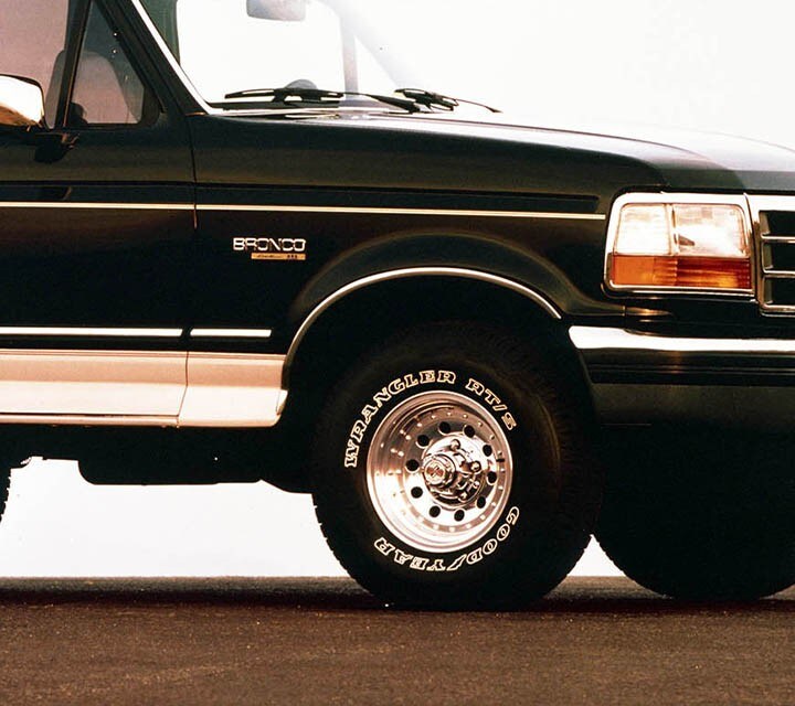 Ford Bronco Eddie Bauer 1992 en noir corbeau