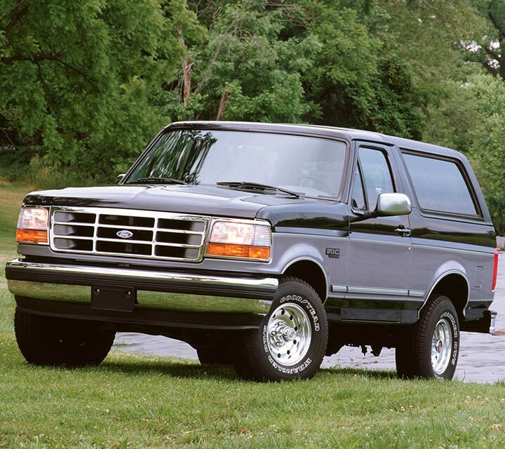 Ford Bronco x l t 1995 stationné sur le gazon