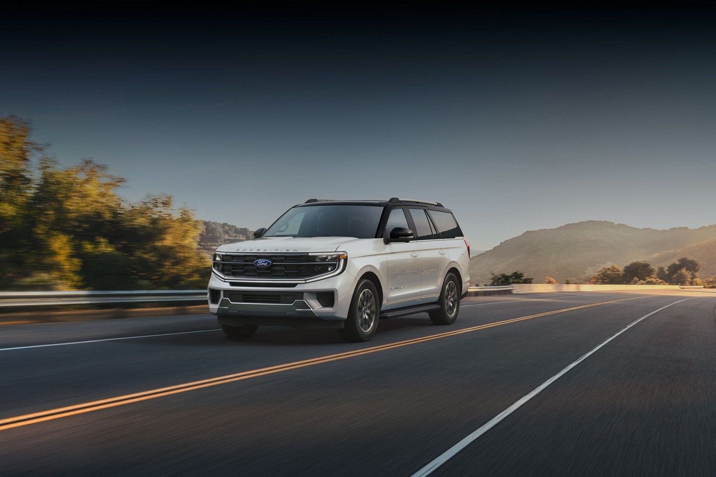 Un Ford Expedition® Platinum® SUV 2026 roule sur une autoroute