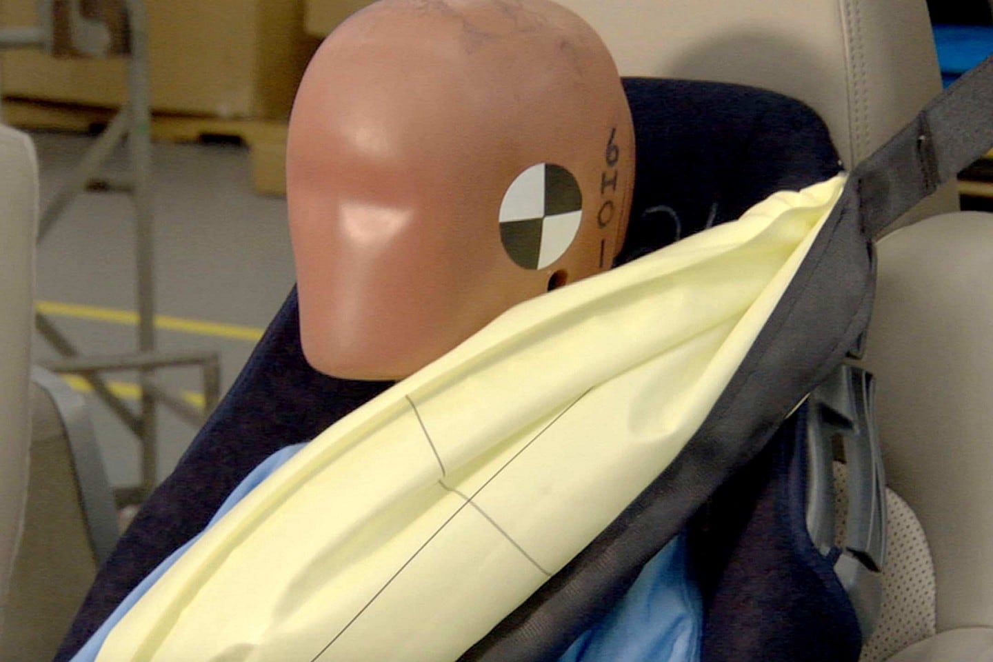 Essai avec un mannequin portant une ceinture de sécurité activée