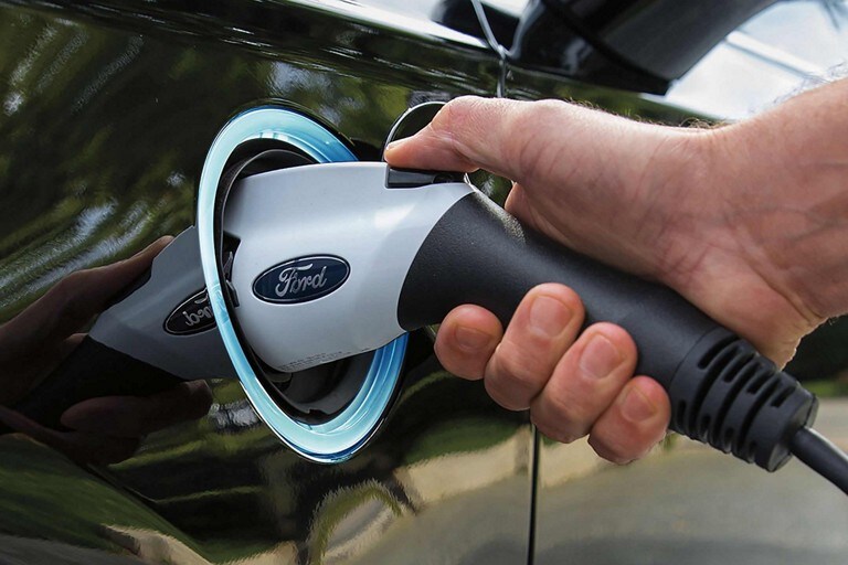 Une main qui tient un chargeur électrique