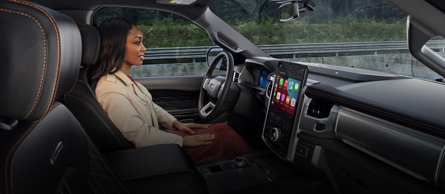 Une personne vue de l’intérieur d’un véhicule conduit un Ford en mode mains libres sur l’autoroute