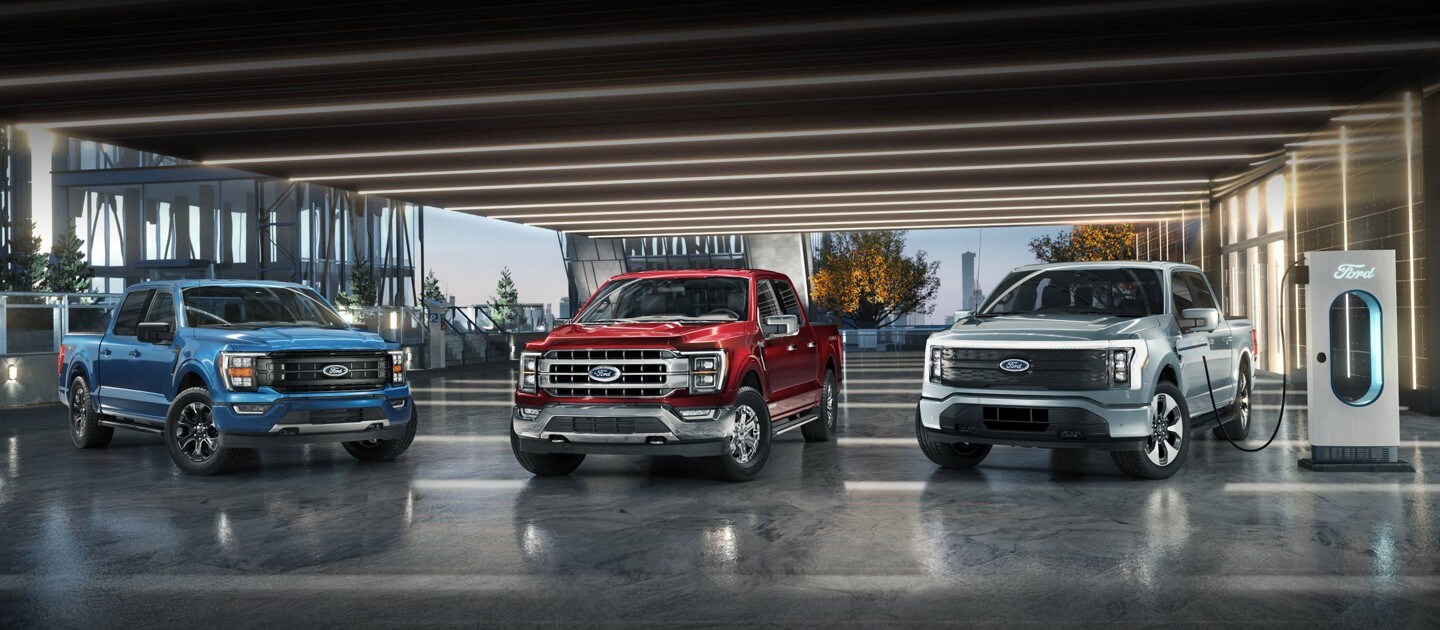 Ford F-150® XLT en bleu Atlas, F-150® hybride PowerBoost™ en rouge rapide et F-150® Lightning™ Platinum en argent bleu glacé