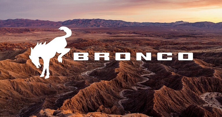 Le logo du Bronco affiché sur un paysage désertique