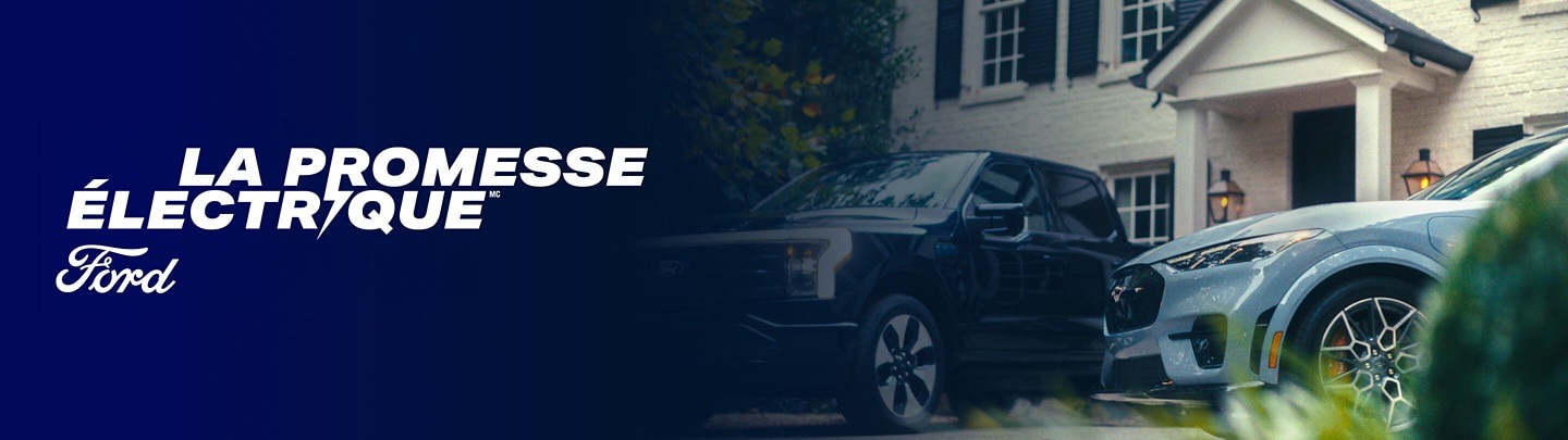 Un F-150 Lightning et une    Mustang Mach-E stationnés    à l’extérieur d’une maison en    brique blanche avec le logo    de la promesse électrique    Ford superposé.
