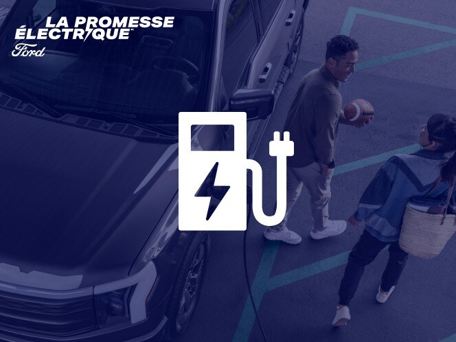 Un couple s’éloigne de son Ford F-150 Lightning en cours de recharge dans un stationnement avec une icône de chargement superposée