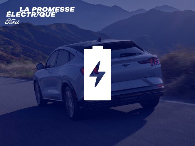 Une Ford Mustang Mach-E circulant sur une route avec des montagnes en arrière-plan avec une icône de batterie superposée.