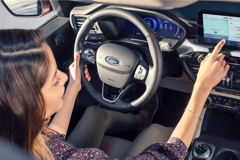 Femme au volant d'un véhicule Ford