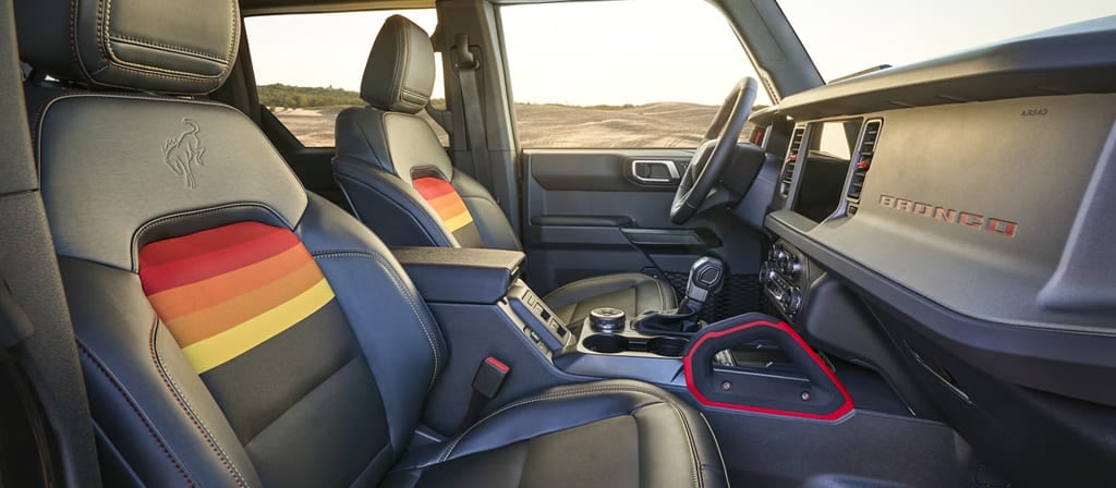 L’intérieur d’un VUS Ford Bronco® 2025 avec l’ensemble décor Free Wheeling® installé