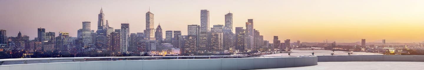 Paysage urbain avec brouillard contre les montagnes