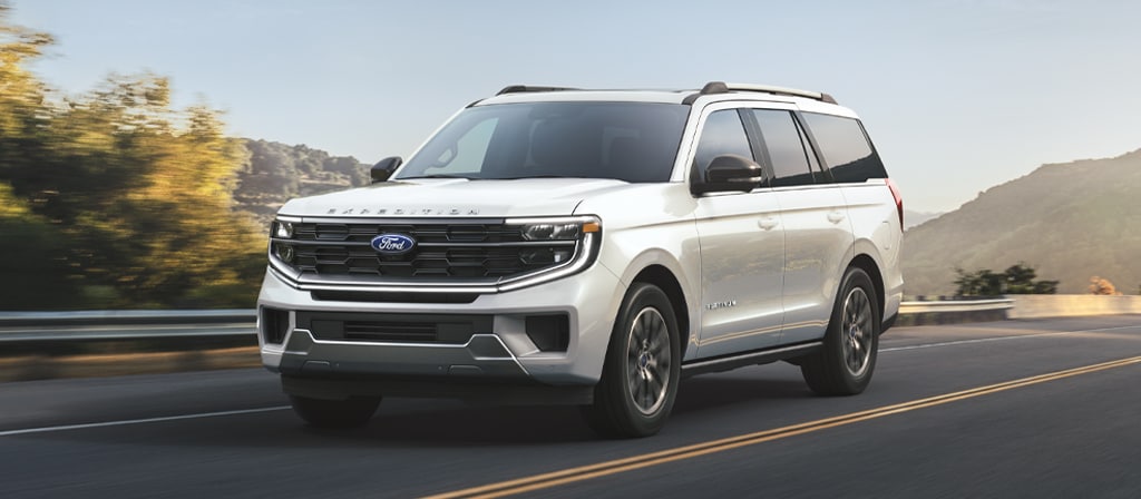 Modèle Ford Expedition® Platinum® 2025 circulant sur une autoroute