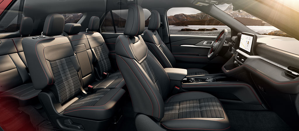 Vue de coupe de l’intérieur du VUS Ford Explorer® 2025 depuis la portière côté passager