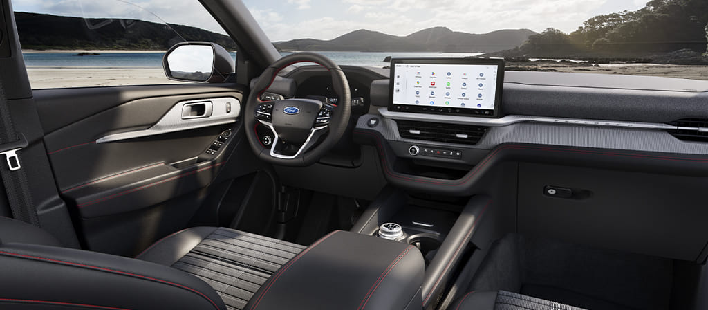 Sièges dans la première rangée et tableau de bord d’un Ford Explorer® ST-Line 2025