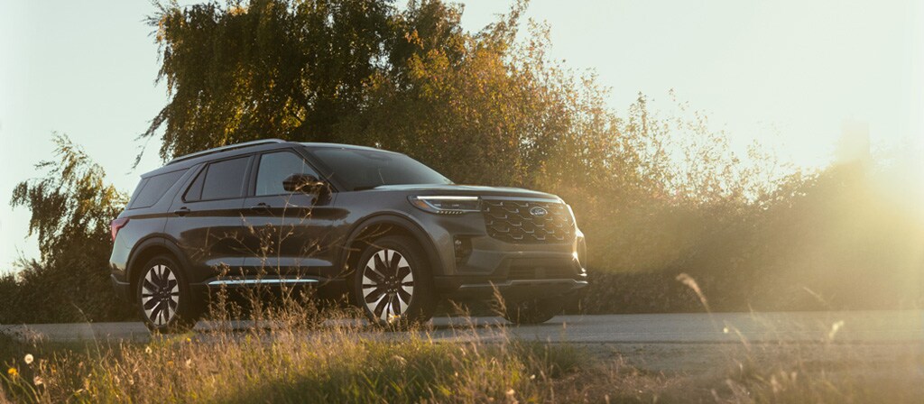 Ford Explorer® 2025 noir circulant sur une route de campagne