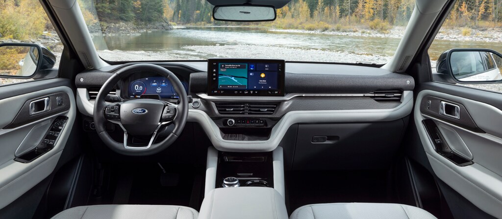 Sièges avant et tableau de bord d’un VUS Ford Explorer® 2025