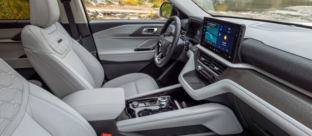 Sièges avant et tableau de bord d’un VUS Ford Explorer® 2025