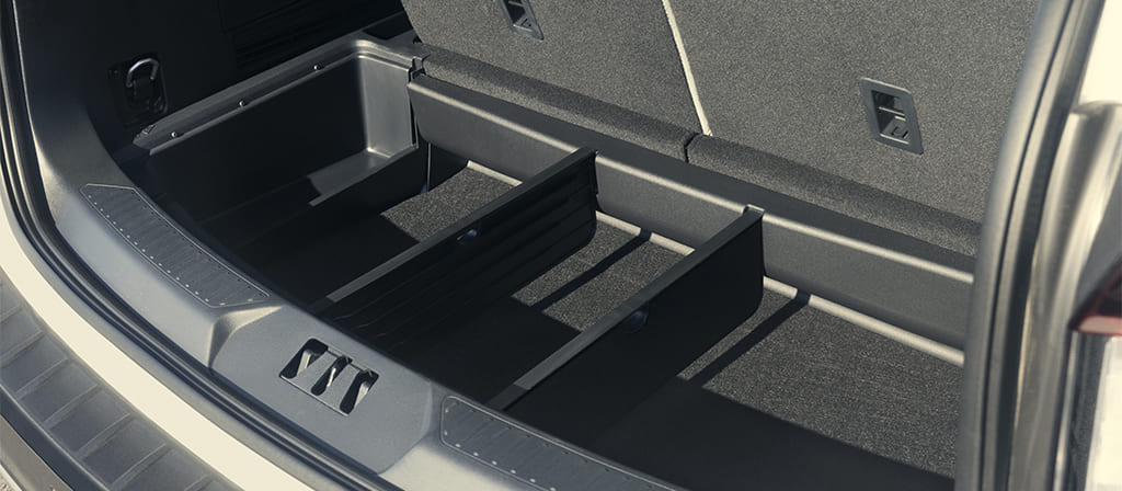 Rangement au sol dans la zone de chargement arrière d’un VUS Ford Explorer® 2025