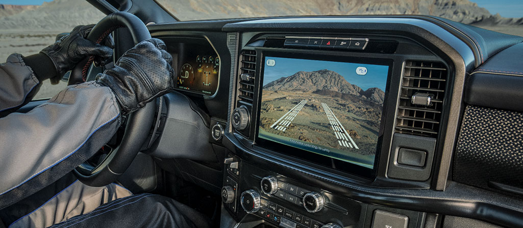 Intérieur d’un camion Ford F-150® Raptor® 2025 montrant l’écran d’affichage de 12 po