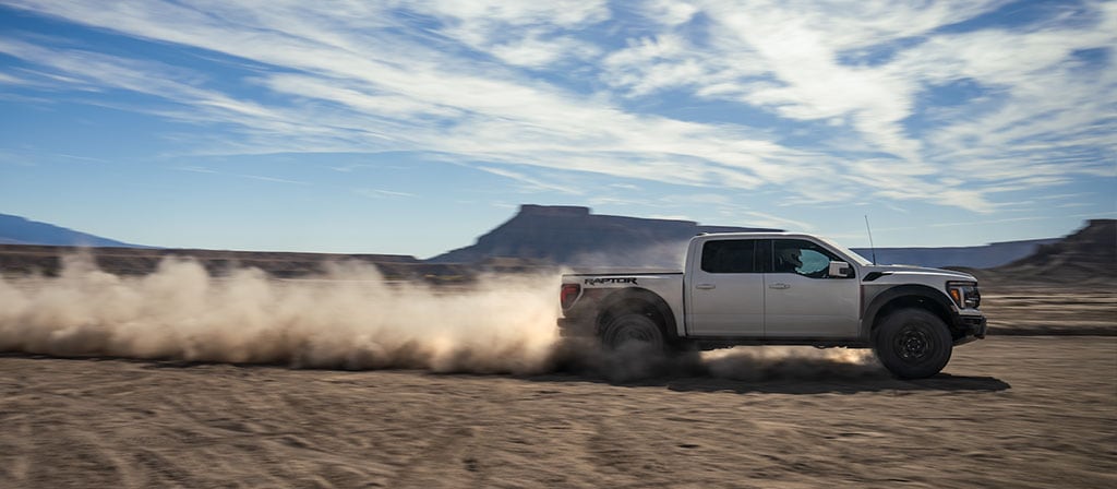Le Ford F-150® Raptor® R™ 2025 traverse le désert en laissant un sillage de poussière derrière