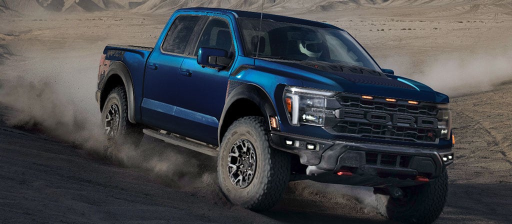 Camion Ford F-150® 2025 conduit dans une vallée désertique