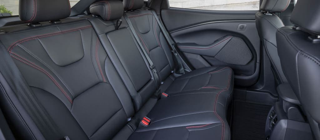 Photo aérienne de la Ford Mustang Mach-E® 2025 affichant l’intérieur du véhicule en gris et rouge