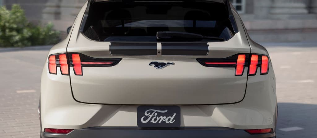 Arrière de la Ford Mustang Mach-E® 2025 mettant en valeur les phares arrière