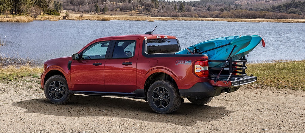 Une camionnette Ford Maverick® 2025 avec rallonge de caisse en option et un kayak dans la caisse