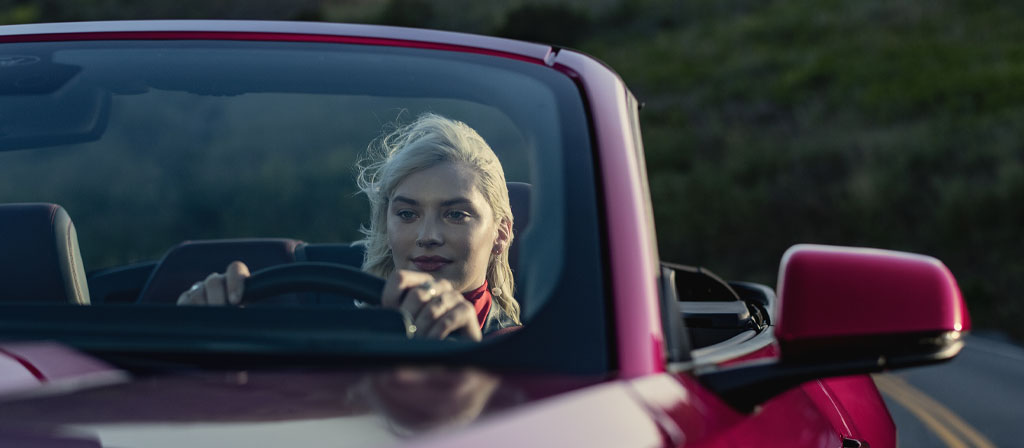 Personne conduisant une Ford Mustang® GT décapotable 2025 sur une autoroute