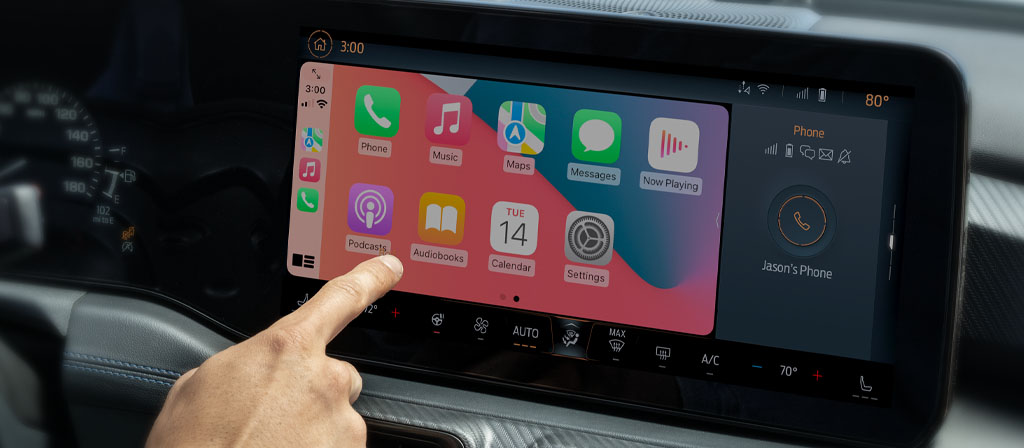 Vue intérieure d’un conducteur utilisant l’écran tactile central de 13,2 po dans une Ford Mustang® 2025