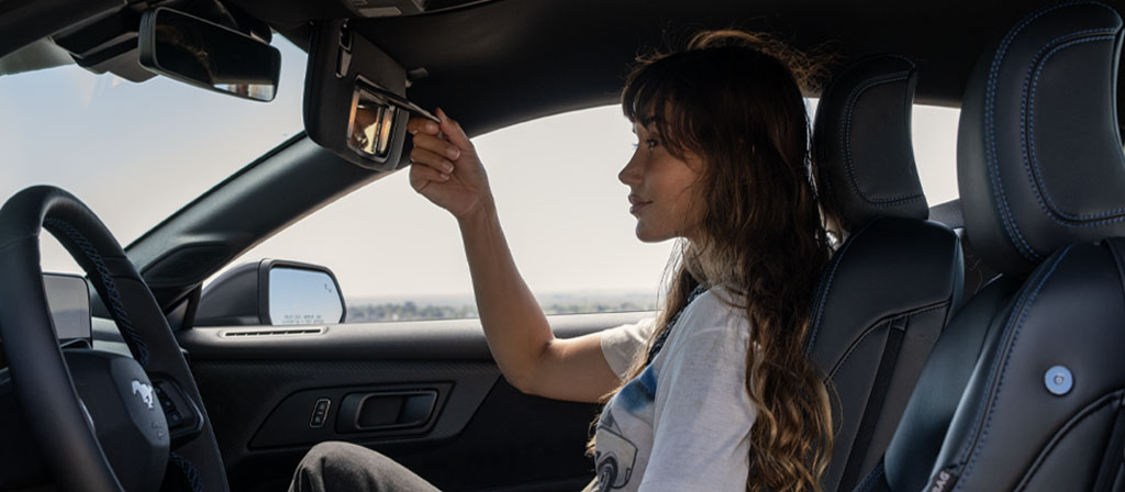 Une personne assise dans un Ford Mustang® coupé Dark HorseDark Horse™ Coupé 2025