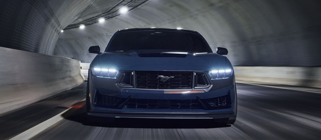 Ford Mustang® Dark Horse™ 2025 qui conduit dans un tunnel