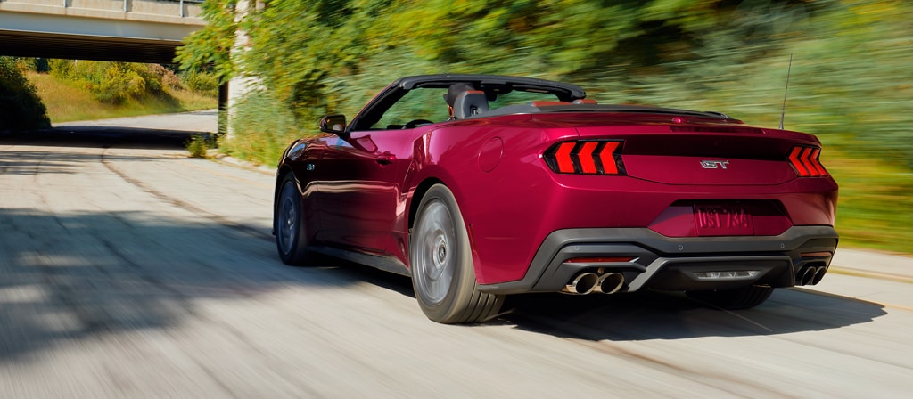 Ford Mustang® GT Premium décapotable 2026 circulant sur une autoroute
