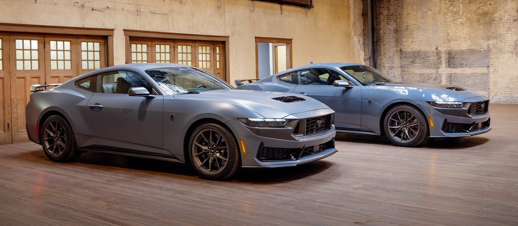 Deux Ford Mustang® Coupé 2026 stationnées dans un garage, l’une avec la pellicule transparente mate en option