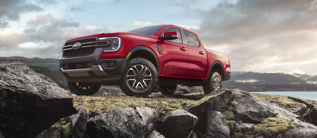 Un Ford Ranger® 2025 rouge stationné sur une colline rocheuse