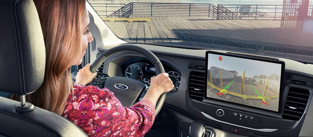 Une personne utilisant la caméra de recul dans la fourgonnette Ford Transit® 2025