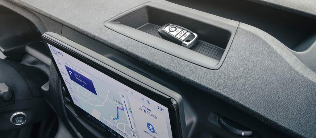 Gros plan des compartiments de rangement intégré dans le tableau de bord de la fourgonnette Ford Transit® 2025
