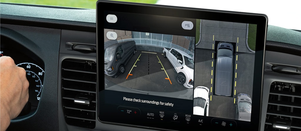 Gros plan de la vue d’écran divisée de la caméra à 360 degrés de la fourgonnette Ford Transit® 2025