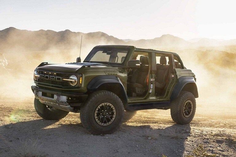 Ford Bronco® Raptor® 2024 en vert abri stationné dans un désert
