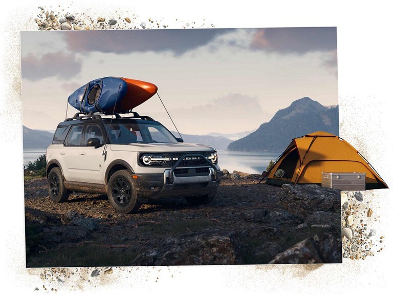 Un Ford Bronco Sport® 2025 garé sur un terrain rocailleux avec une tente juste à côté